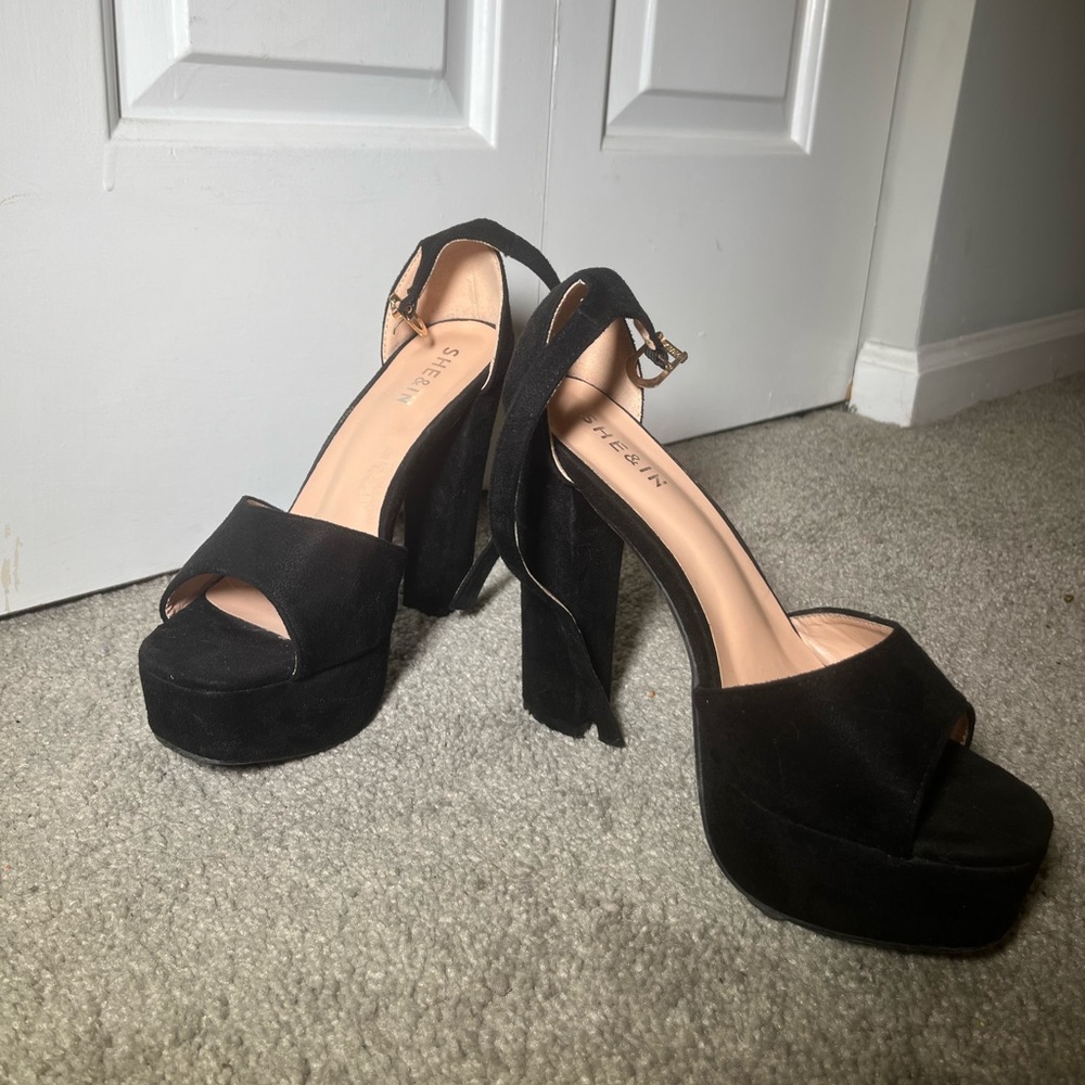 BLACK OPEN TOED PUMPS